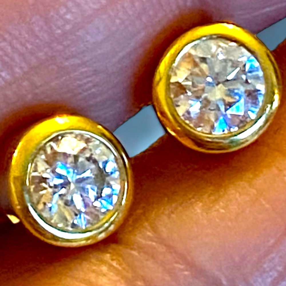 Gorgeous 18k Yellow Gold Bezel Set 1 CTW VS DIAMOND Stud Earrings